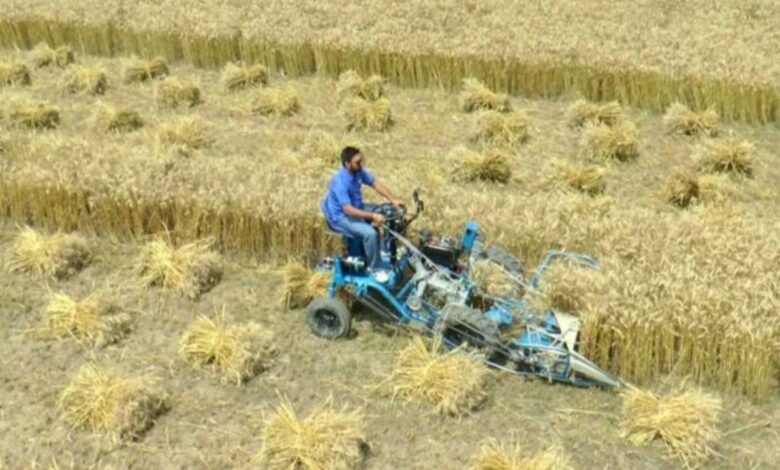 किसानों के लिए वरदान बनी रीपर मशीन